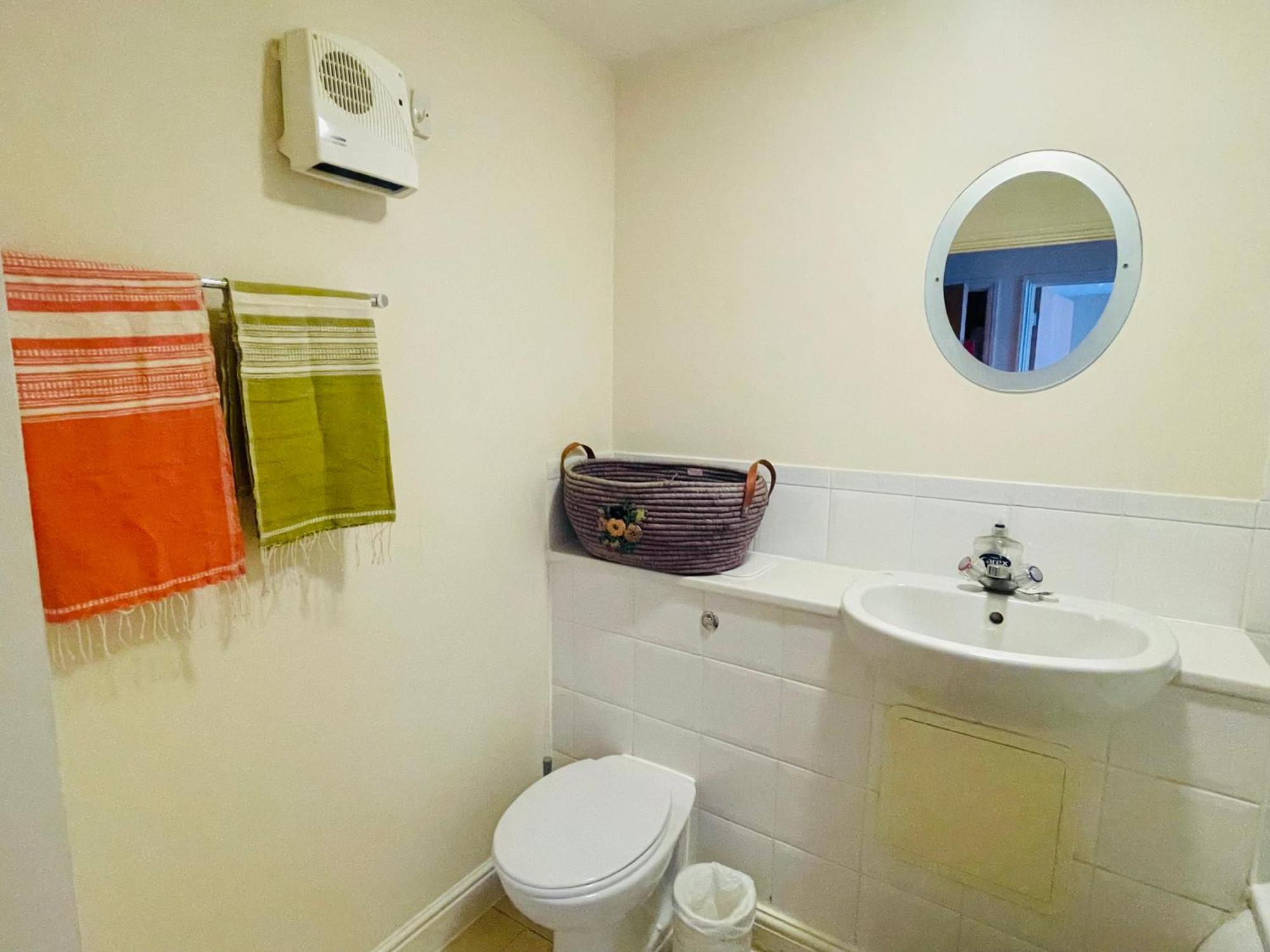 Bright Fun Relaxing Apartment In The Heart Of Epsom Ngoại thất bức ảnh
