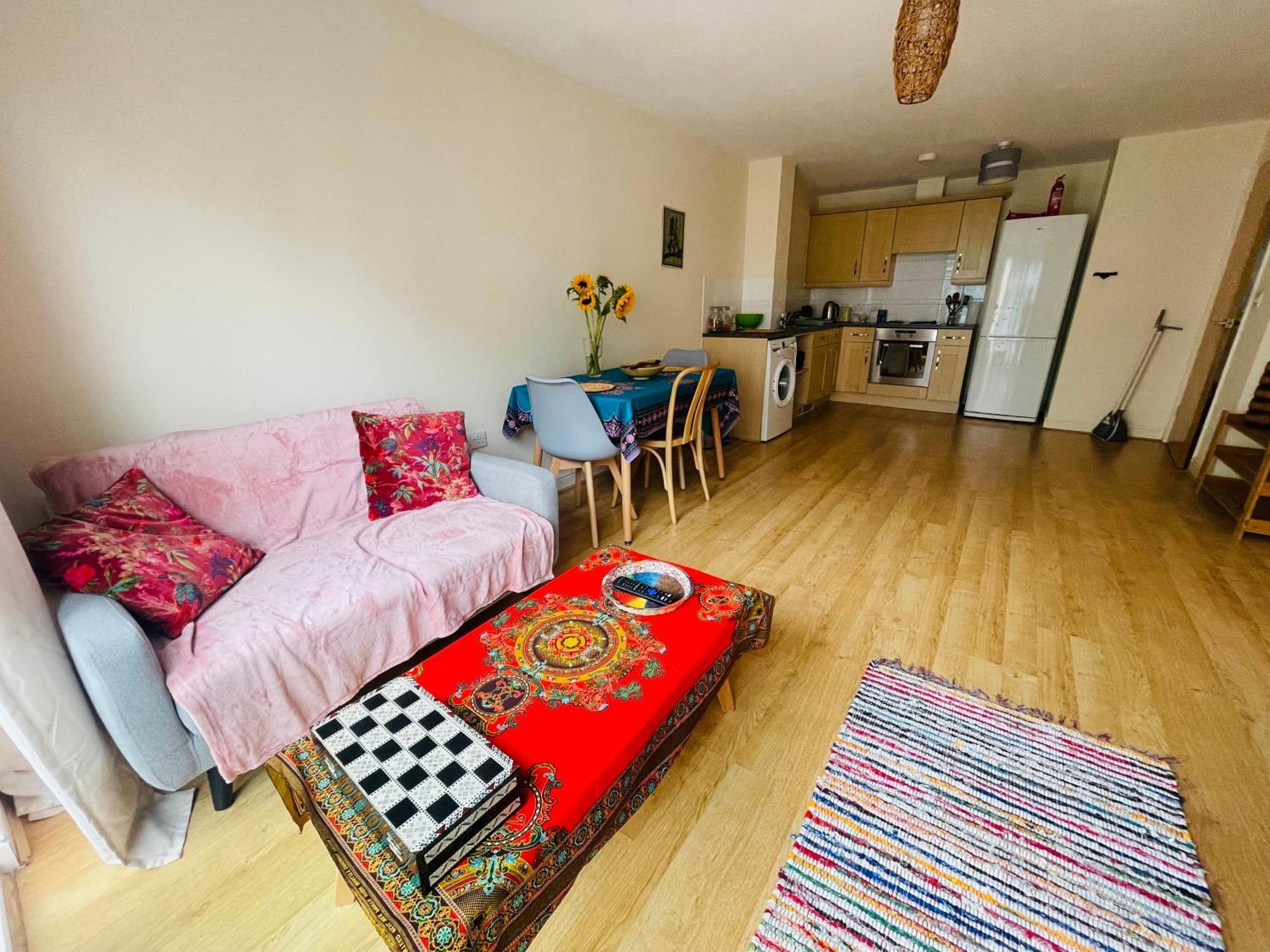Bright Fun Relaxing Apartment In The Heart Of Epsom Ngoại thất bức ảnh